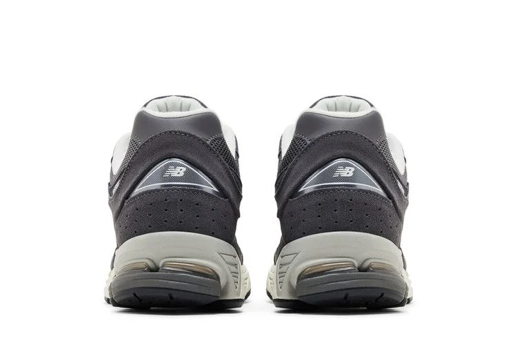 Krossovki-New-Balance-2002R-Monochrome-Suede-Pack-Grey-5