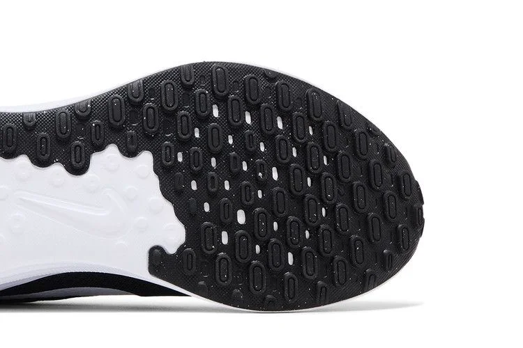 Krossovki-Nike-Revolution-7-Black-White-4