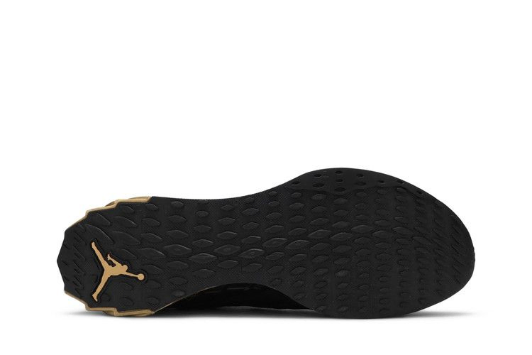 jordan-zoom-trunner-ultimate-black-metallic-gold-cj1495-007_03