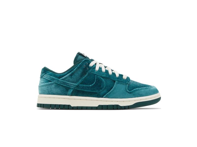 Wmns-Nike-Dunk-Low-Green-Velvet