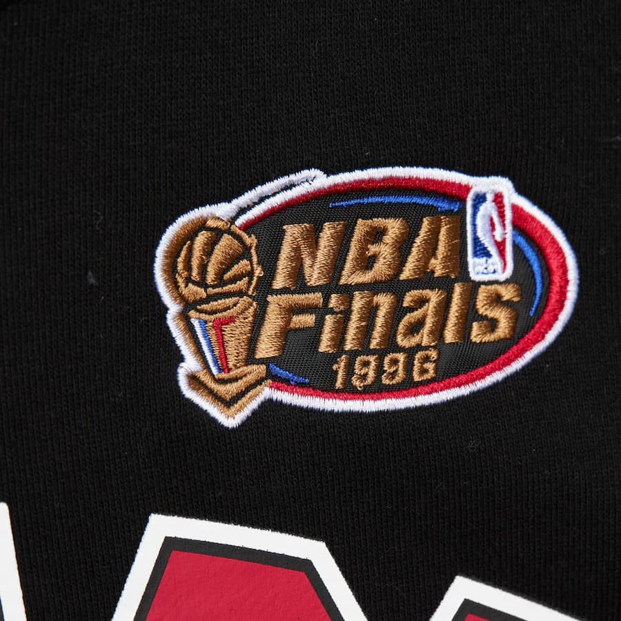 Худи Mitchell & Ness Black Chicago Bulls Snow Washed Fleece Pullover Hoodie