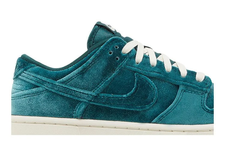 Кроссовки Nike Wmns Dunk Low 'Green Velvet'