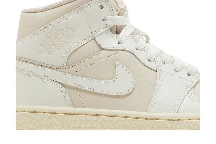 Кроссовки Wmns Air Jordan 1 Mid 'Legend Light Brown'