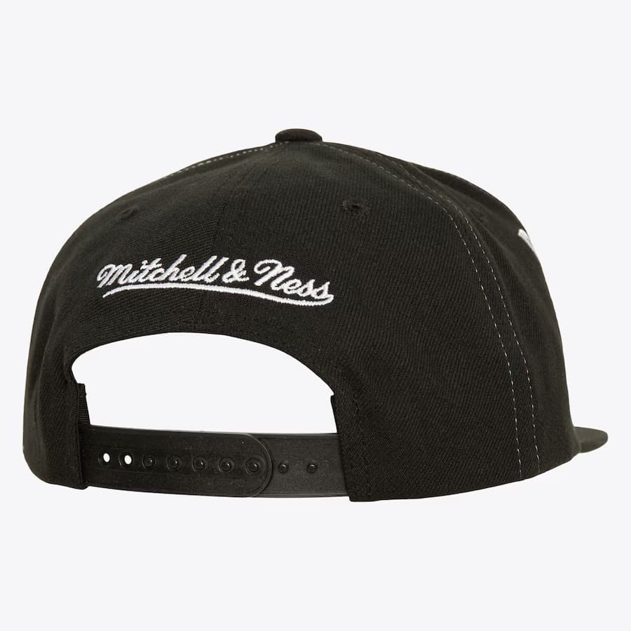 Бейсболка Mitchell & Ness Black Toronto Maple Leafs Varsity Bust Snapback Hat