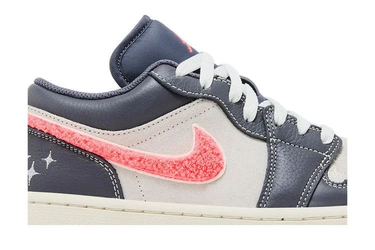 Кроссовки Wmns Air Jordan 1 Low SE 'Light Graphite Hot Punch'