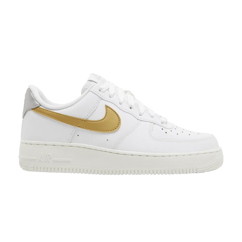 Krossovki-Nike-Wmns-Air-Force-1-07-White-Metallic-Gold-1