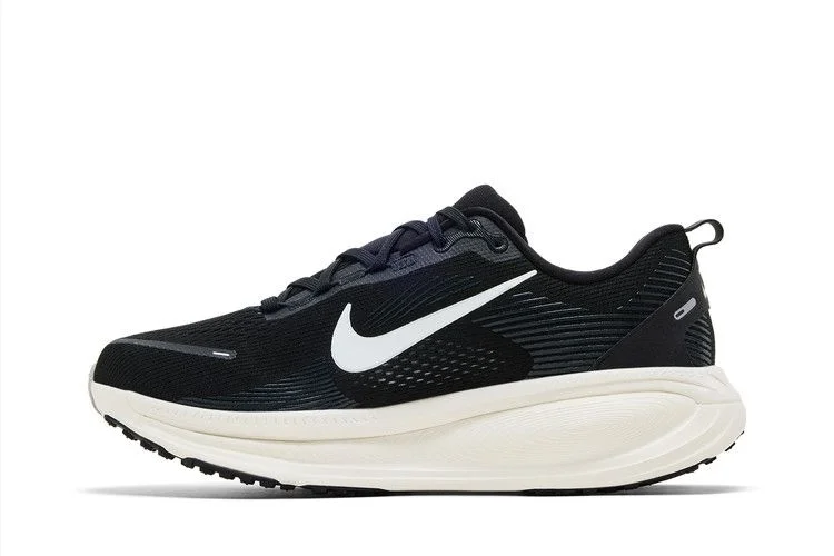 Кроссовки Nike Vomero 18 Extra Wide 'Black Coconut Milk'