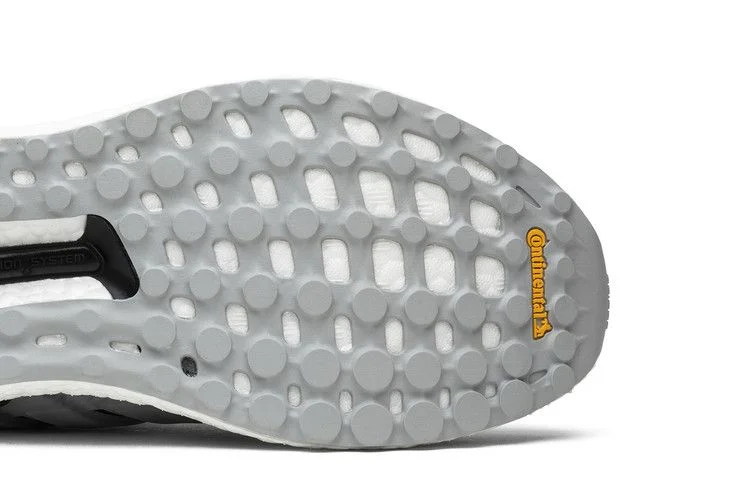 Кроссовки Undefeated x adidas UltraBoost 'Shift Grey'