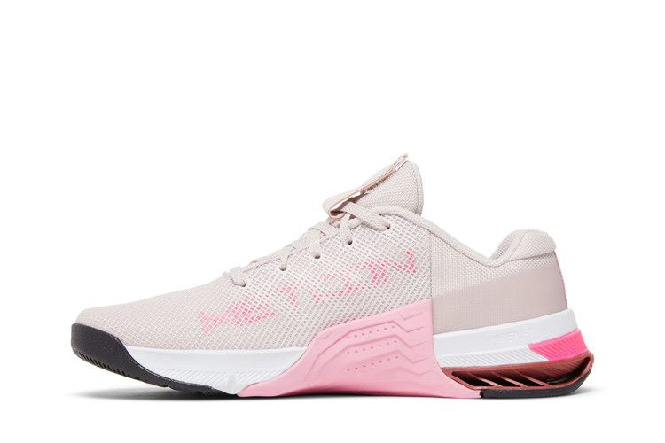 wmns-metcon-8-barely-rose-do9327-600_02