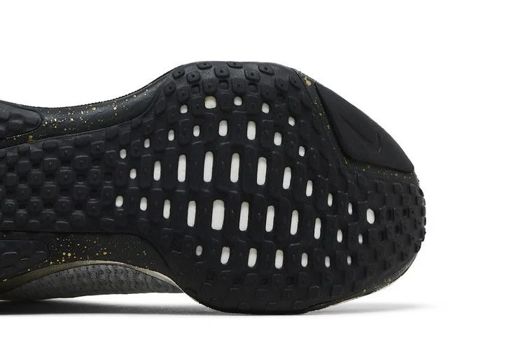 Кроссовки Nike ZoomX Invincible 3 'Light Smoke Grey Gold'