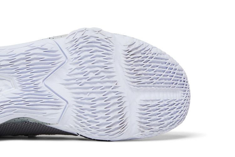 lebron-17-low-ep-particle-grey-cd5006-004_04
