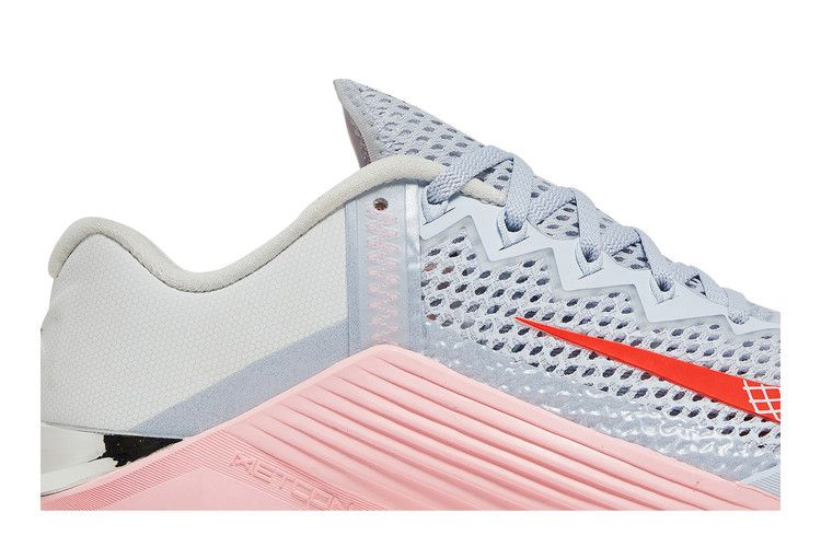 wmns-metcon-6-football-grey-arctic-punch-at3160-001_01