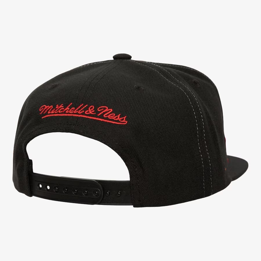 Бейсболка Mitchell & Ness Black Chicago Blackhawks Day 4 Snapback Hat