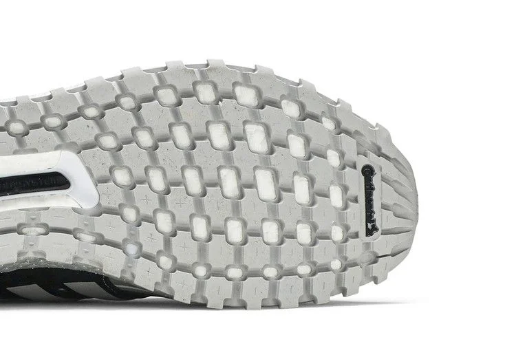 Krossovki-adidas-UltraBoost-Winter.Rdy-DNA-Black-Grey-4