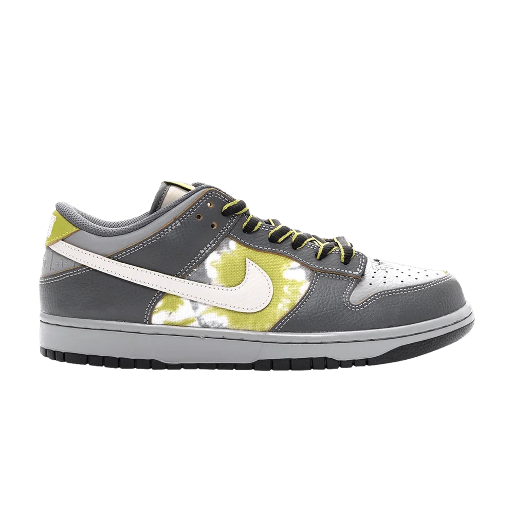 Krossovki-HUF-x-Nike-Dunk-Low-SB-Wait-What-Friends-Family