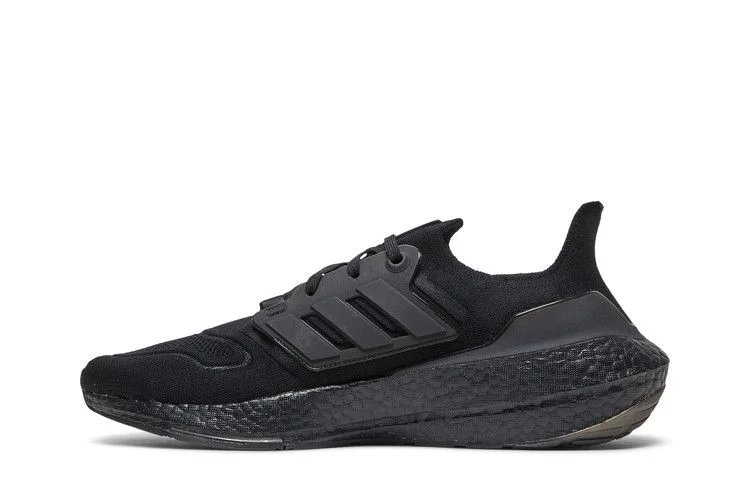 Krossovki-adidas-UltraBoost-22-Triple-Black-2