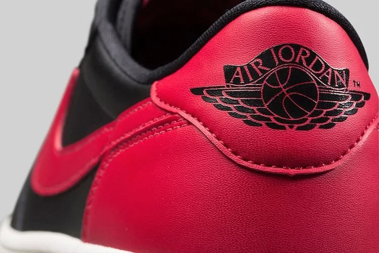 Krossovki-Air-Jordan-1-Retro-Low-OG-GS-Bred-2