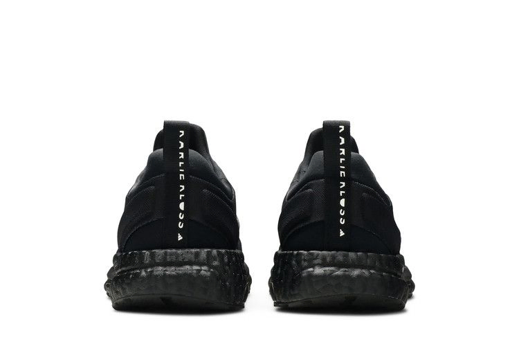 karlie-kloss-x-wmns-solarglide-triple-black-fw6773_05
