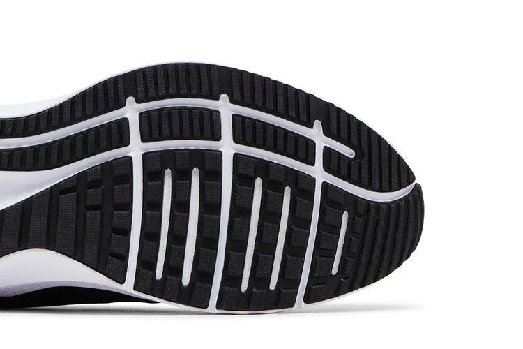 Кроссовки Nike Quest 4 'Black University Red'