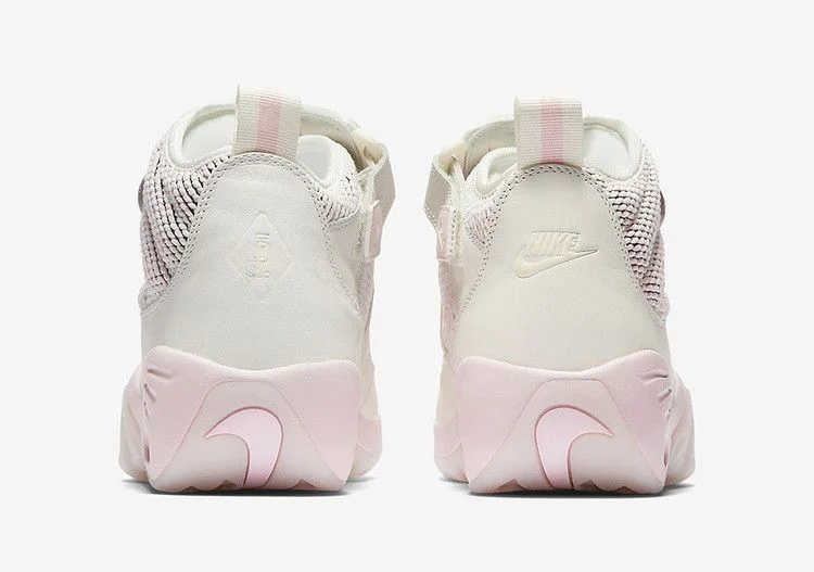 Krossovki-Pigalle-x-NikeLab-Air-Shake-Ndestrukt-Carmen-Electra-3