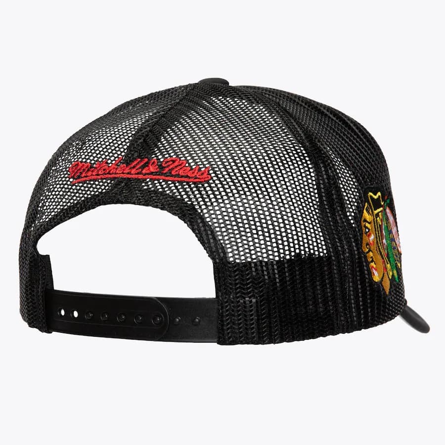 Бейсболка Mitchell & Ness Black Chicago Blackhawks Script Trucker Adjustable Hat