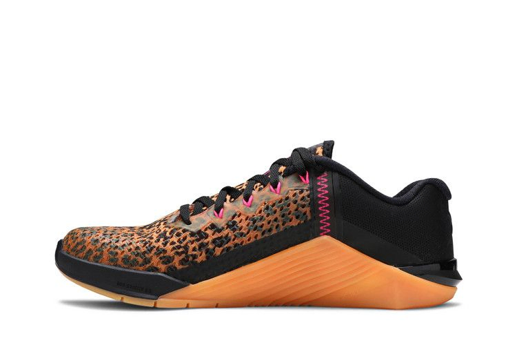 wmns-metcon-6-cheetah-print-at3160-096_02