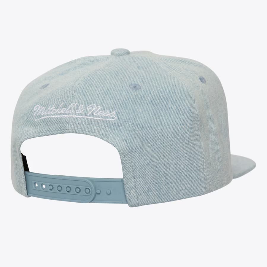 Бейсболка Mitchell & Ness Light Blue Chicago Bulls Denim Stitcher Snapback Hat