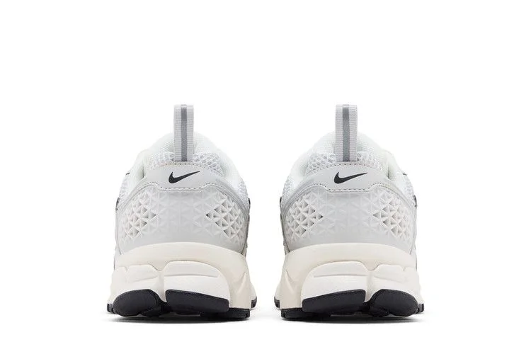 Krossovki-Nike-Vomero-5-GS-Photon-Dust-Chrome-5