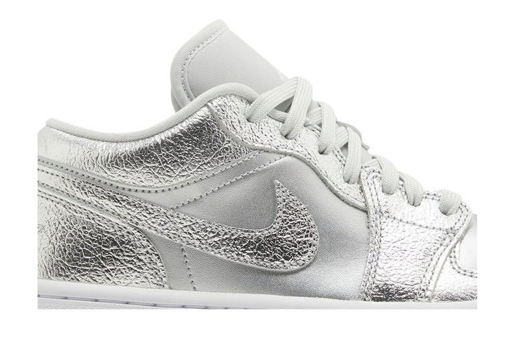 Кроссовки Wmns Air Jordan 1 Low SE 'Metallic Silver'