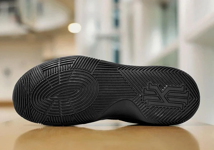 Krossovki-Nike-Kyrie-2-GS-Triple-Black-2