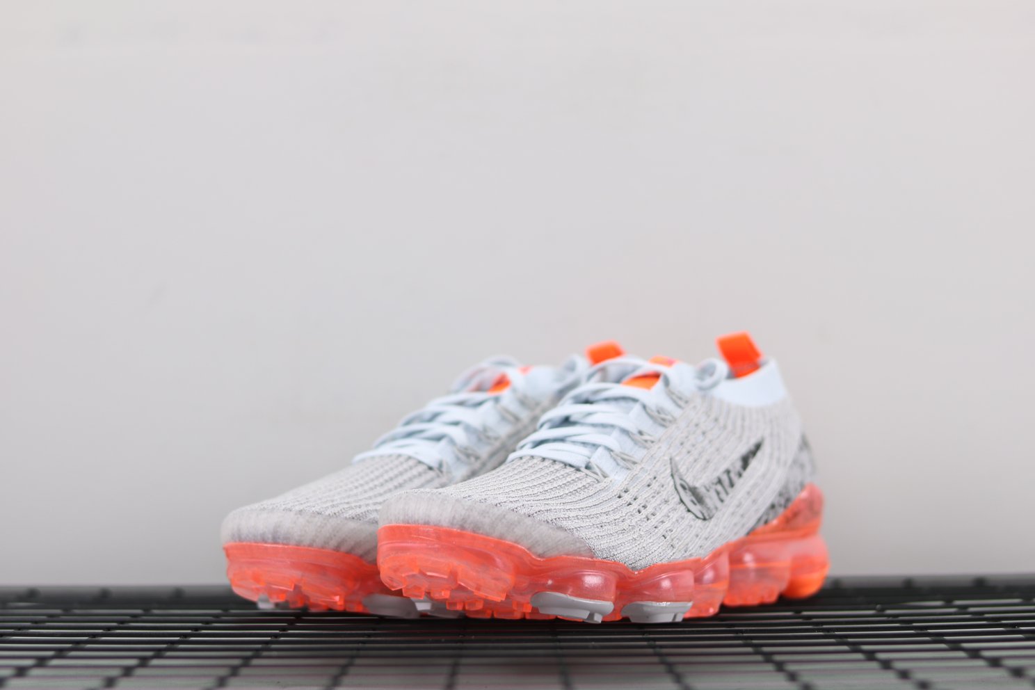 Air-VaporMax-Flyknit-3-Moon-Landing-4