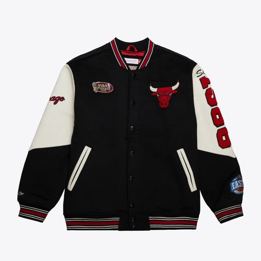 Бомбер Mitchell & Ness Black Chicago Bulls Team History Vintage Logo Full-Snap Varsity Jacket