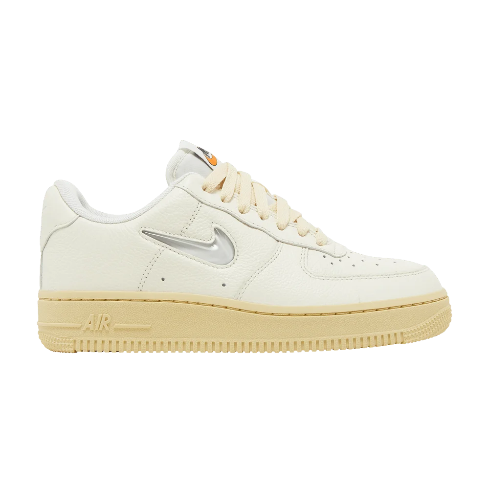 Krossovki-Nike-Wmns-Air-Force-1-07-LX-Coconut-Milk