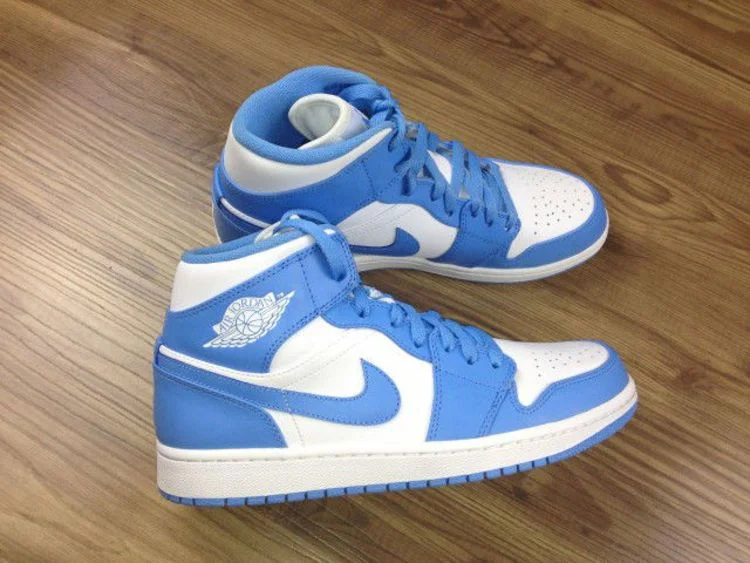 Krossovki-Air-Jordan-1-Mid-UNC-3