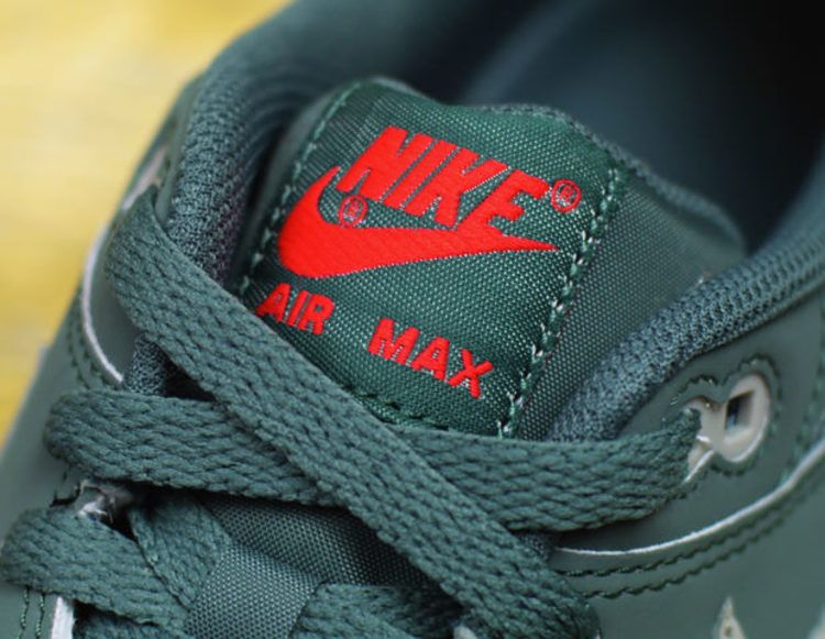 air-max-1-essential-537383-310_04