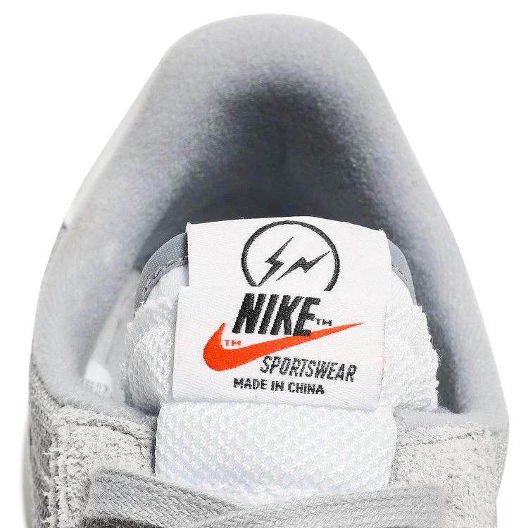Krossovki-Fragment-Design-x-sacai-x-Nike-LDV-Waffle-Light-Smoke-Grey-8