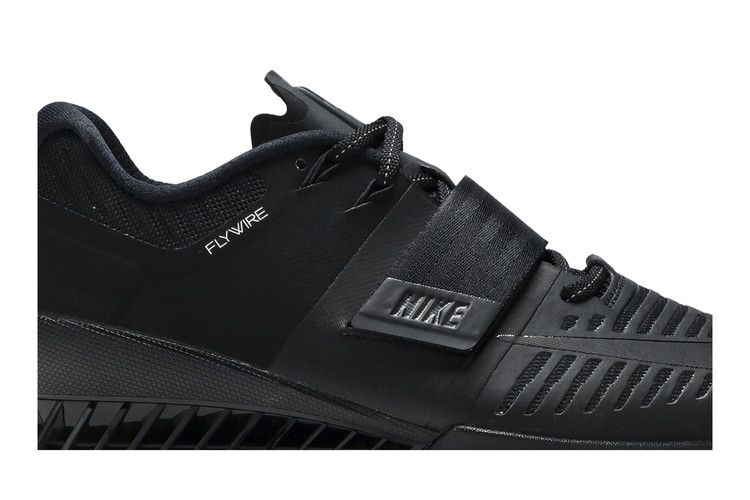 romaleos-3-triple-black-852933-004_01