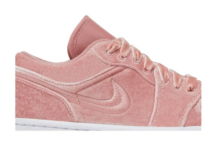Кроссовки Wmns Air Jordan 1 Low SE 'Pink Velvet'