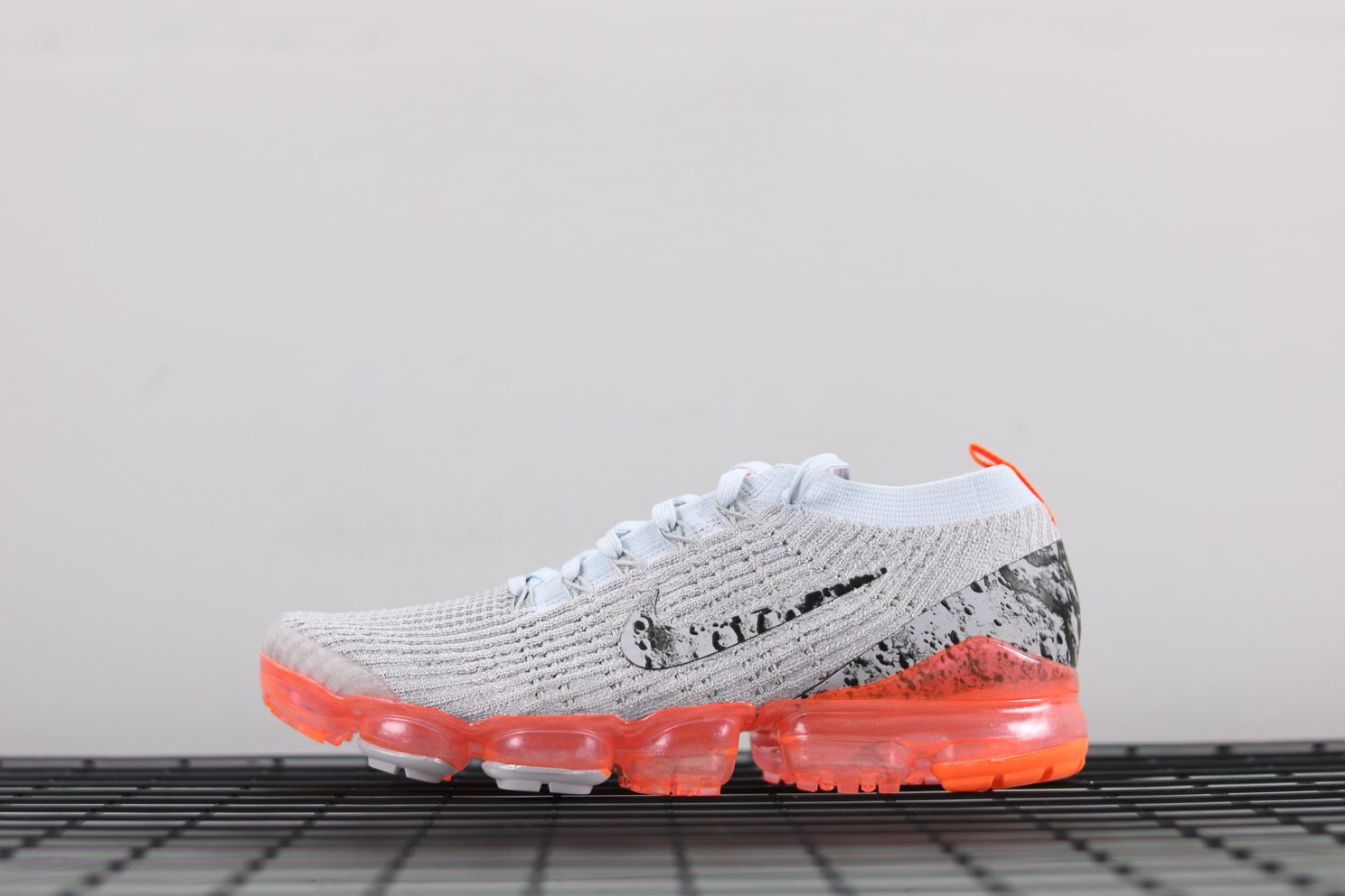 Air-VaporMax-Flyknit-3-Moon-Landing-1