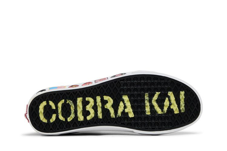 cobra-kai-x-old-skool-black-yellow-vn0a3wkt05n_03