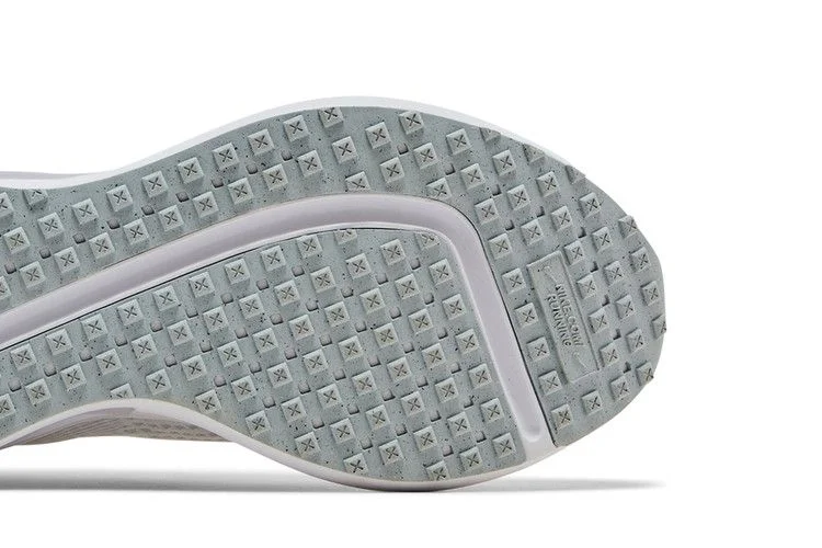 Krossovki-Nike-Interact-Run-White-Pure-Platinum-4
