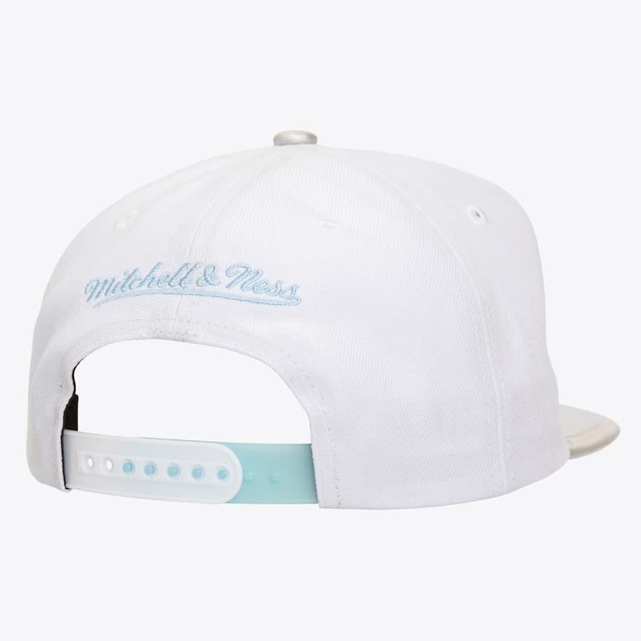 Бейсболка Mitchell & Ness White Chicago Bulls Day 11 OG Snapback Hat
