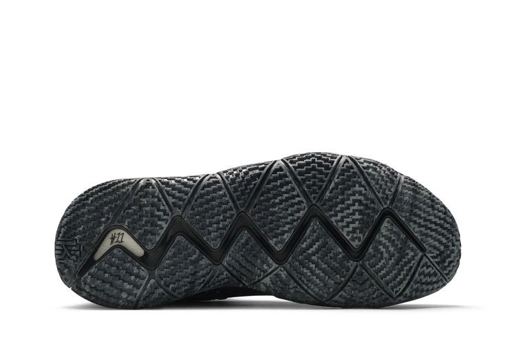 kyrie-4-blackout-943806-008_03