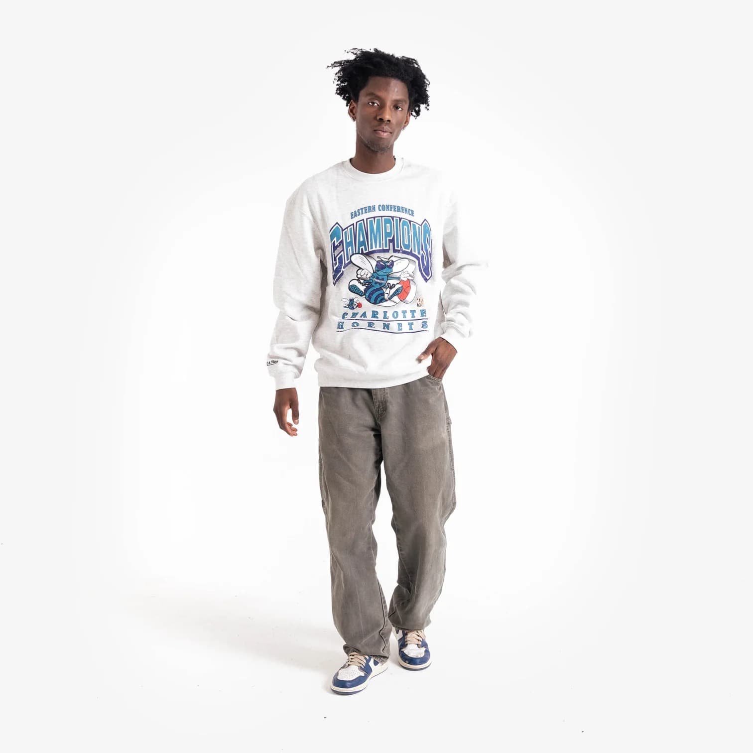 Mitchell-Ness-Charlotte-Hornets-Vintage-Bevelled-NBA-Crew-Neck-Jumper-2