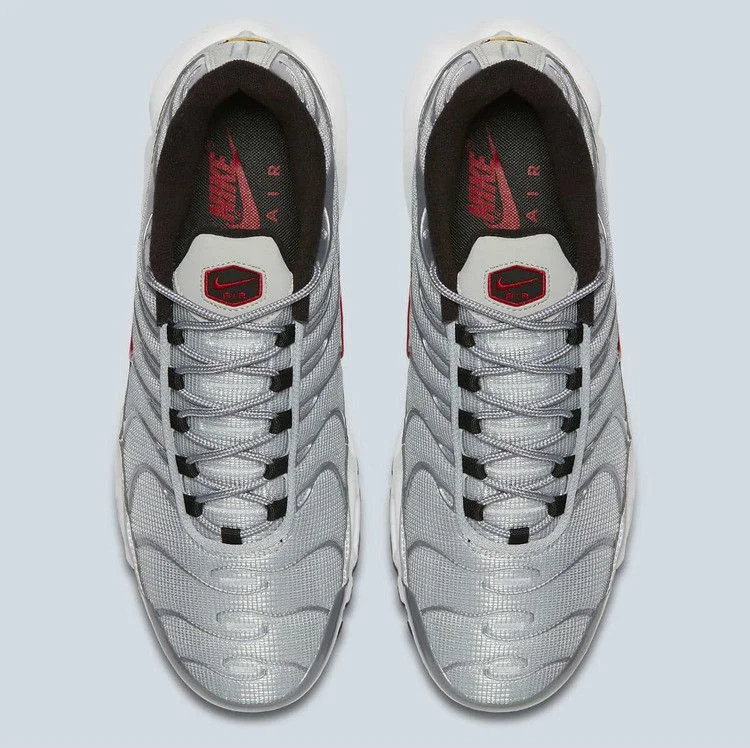 Krossovki-Nike-Air-Max-Plus-QS-Silver-Bullet-1