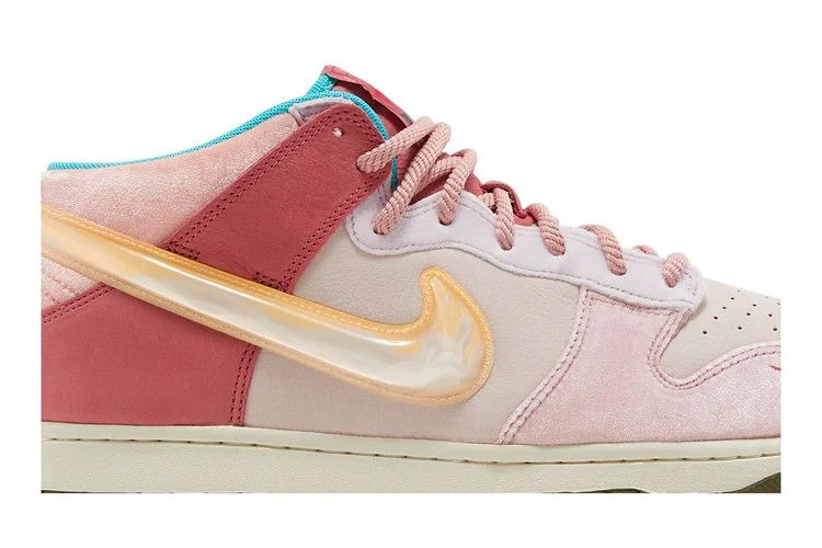 Krossovki-Social-Status-x-Nike-Dunk-Mid-Strawberry-Milk-1