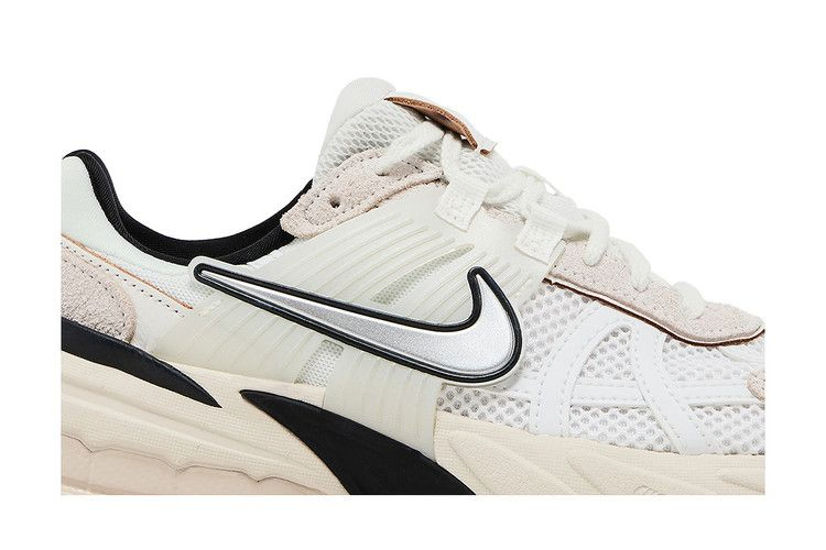 Кроссовки Nike Wmns V2K Run 'White Light Orewood Brown'