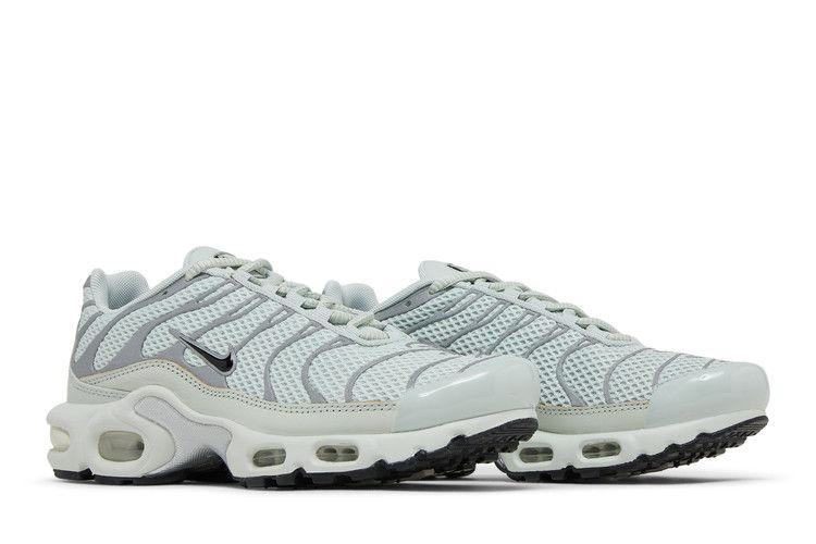 wmns-air-max-plus-light-silver-fv8480-002_07
