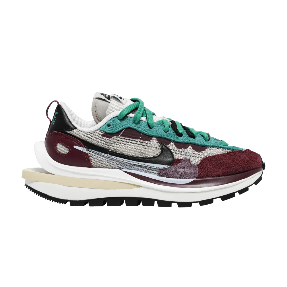 Krossovki-sacai-x-Nike-VaporWaffle-SP-Villain-Red