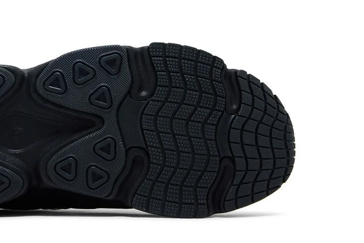 Krossovki-adidas-Ozmillen-Black-Silver-Metallic-4